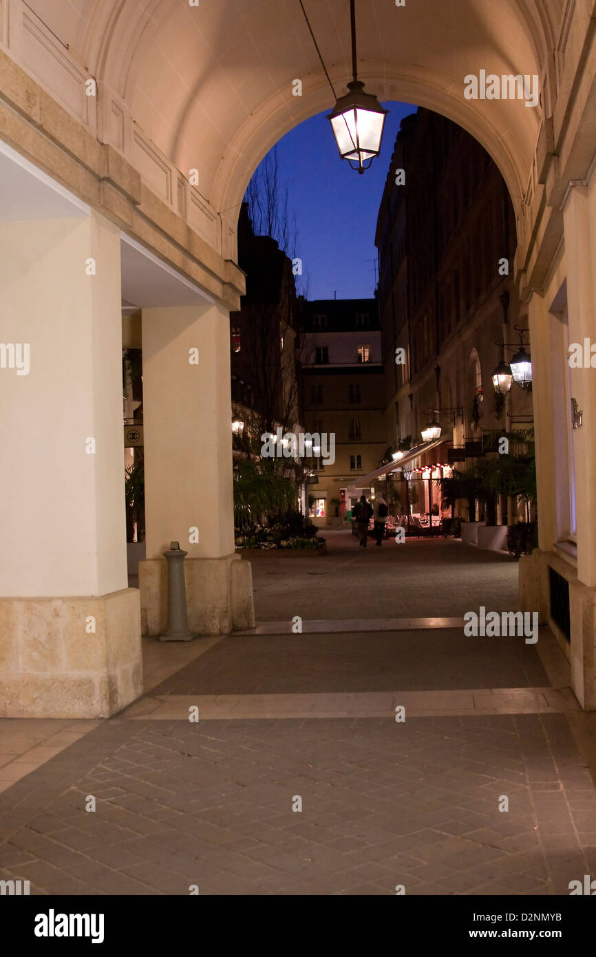 Paris restaurants night hi-res stock photography and images - Alamy