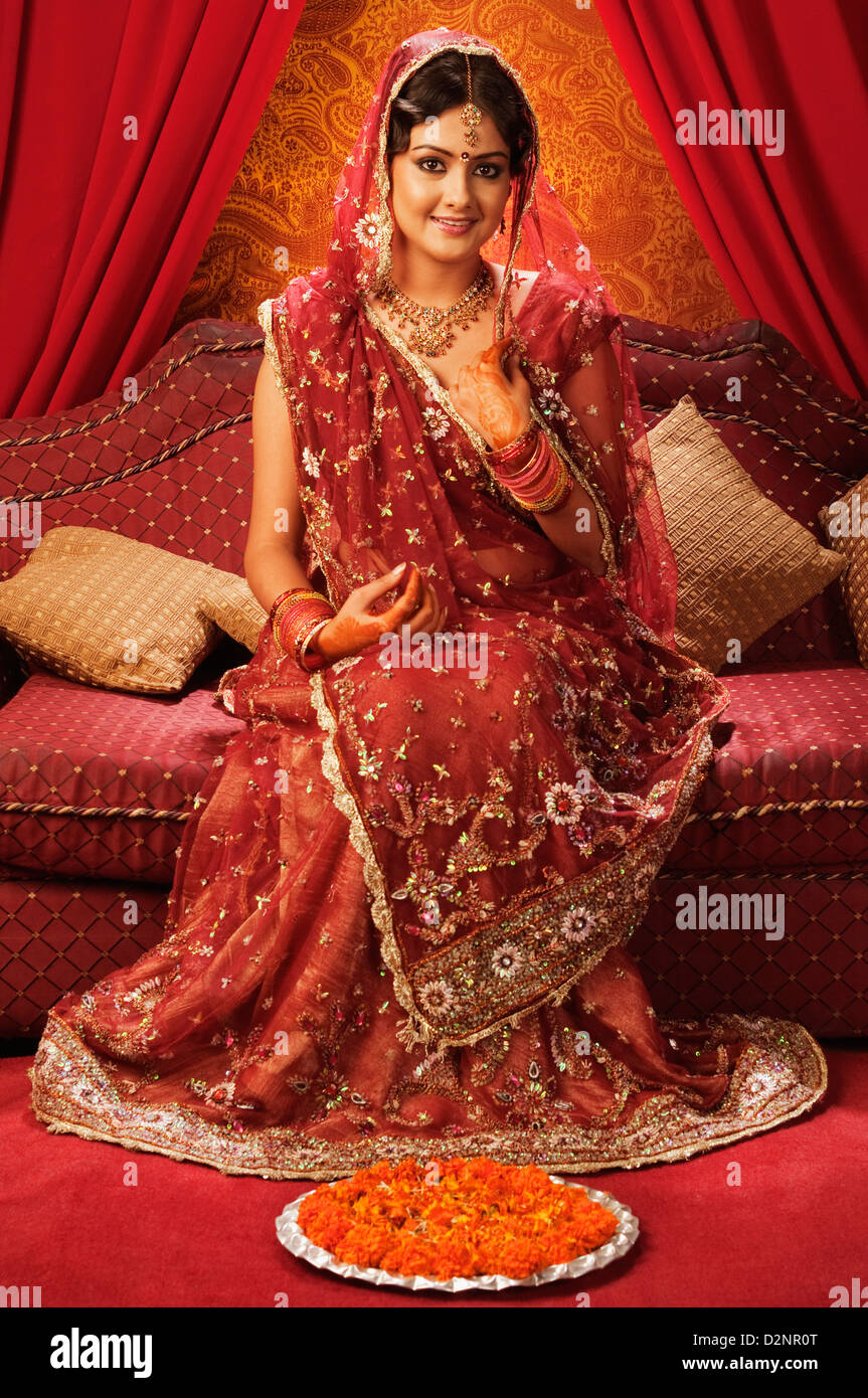 Portrait of a bride in a traditional wedding dress Stock Photo - Alamy