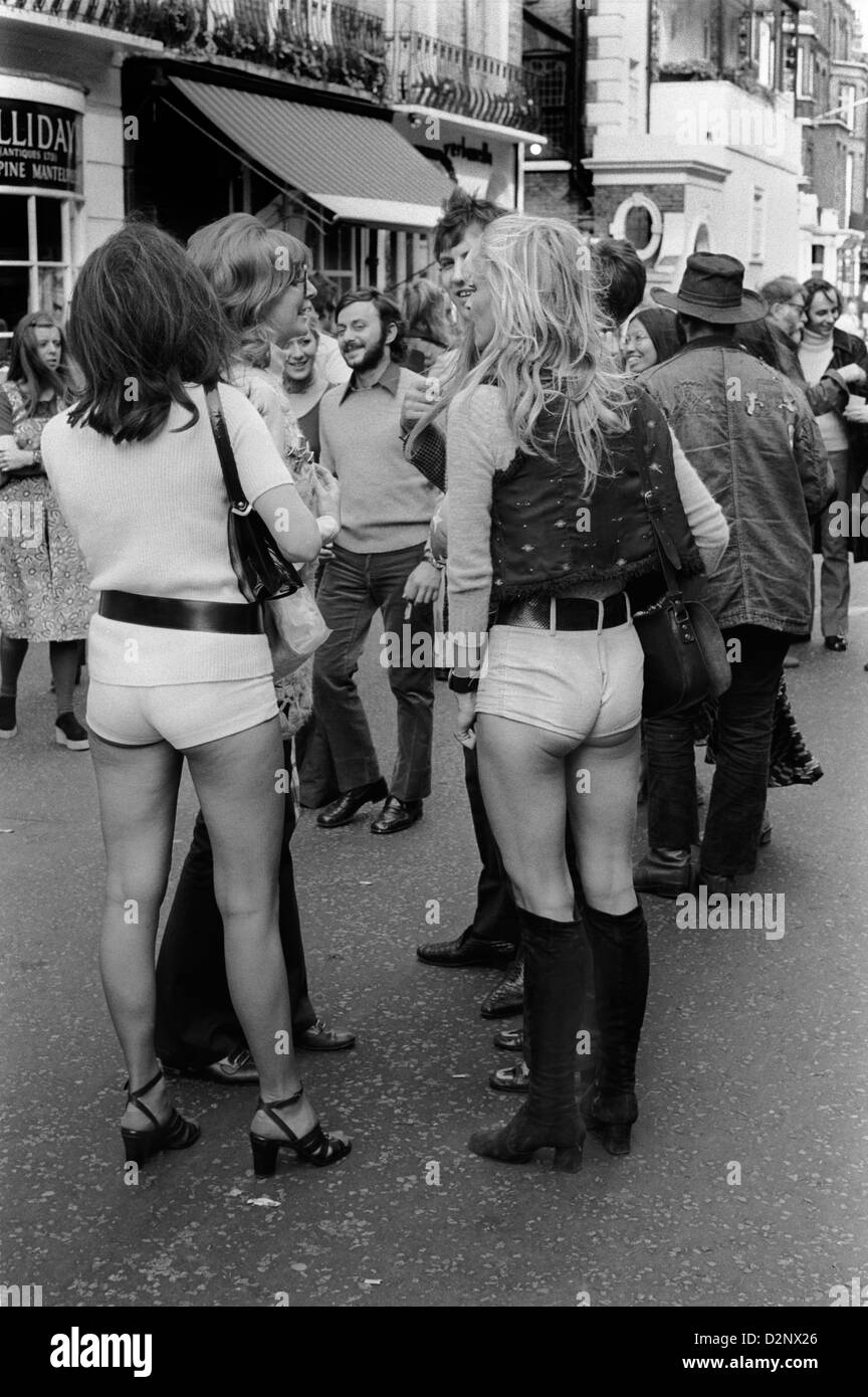 1970s fashion UK Girls wearing 'Hot Pants', stylish, fashionable in the 70s. Beauchamp Place, Knightsbridge London SW3 1971 HOMER SYKES Stock Photo