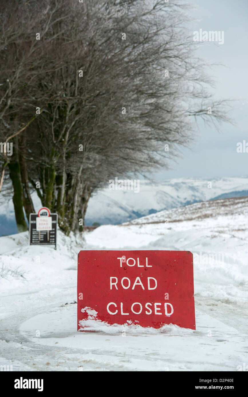 Road closed sign due to snow hires stock photography and images Alamy