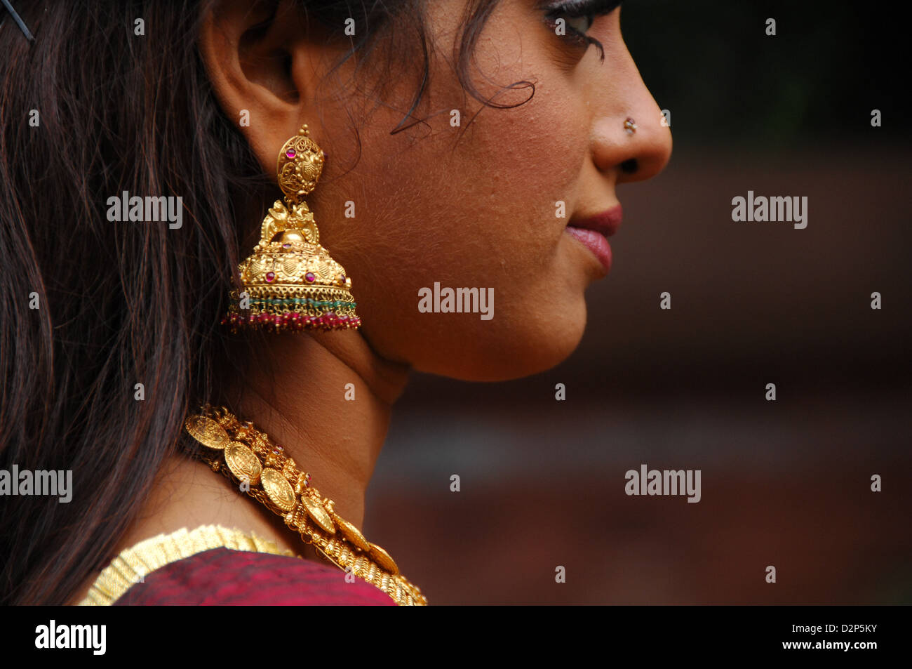 Gold skin body art hi-res stock photography and images - Alamy