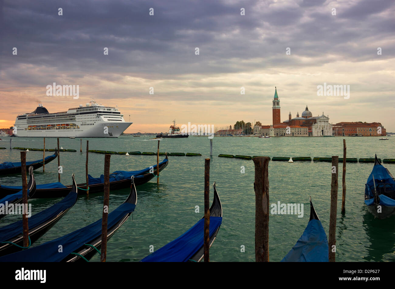 Cruise ship venice hi-res stock photography and images - Alamy