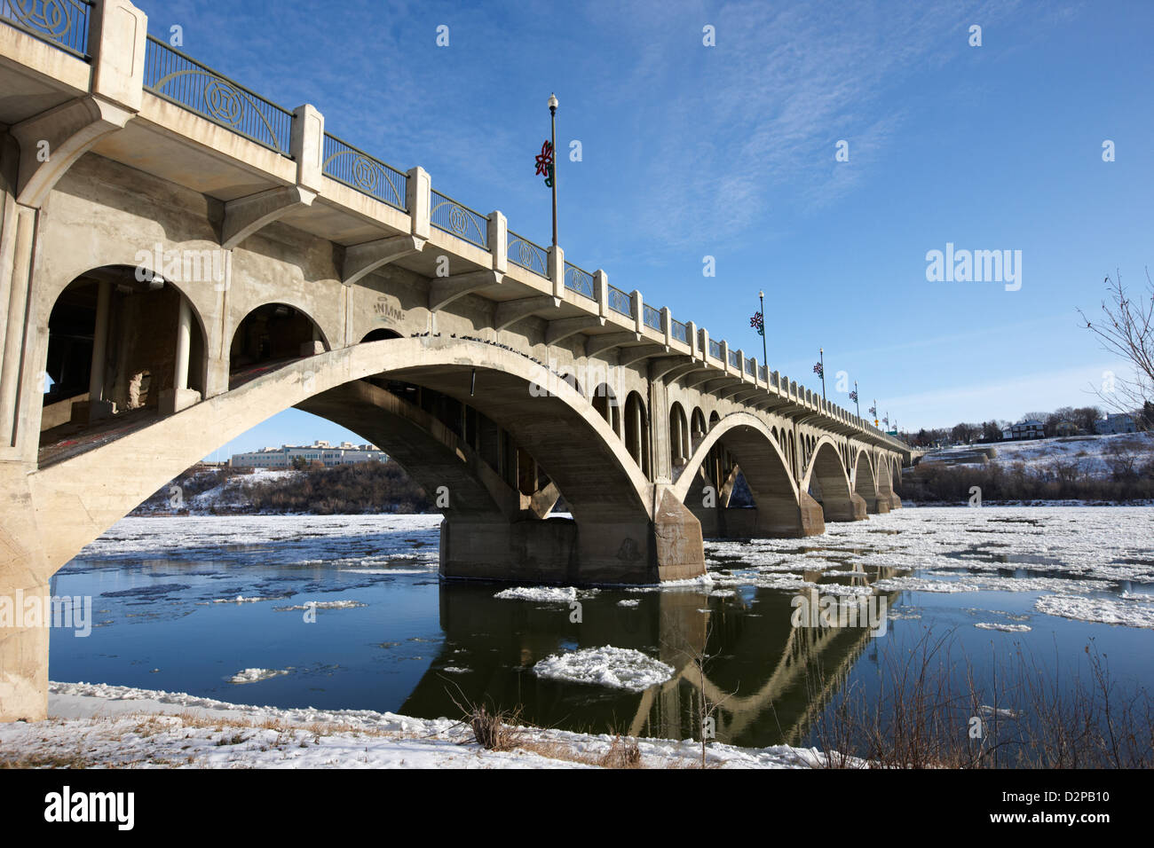 the university bridge over the freezing south saskatchewan river Saskatoon Canada Stock Photo