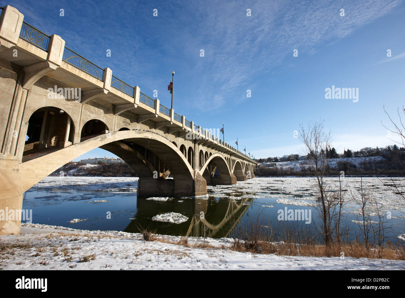 the university bridge over the freezing south saskatchewan river Saskatoon Canada Stock Photo