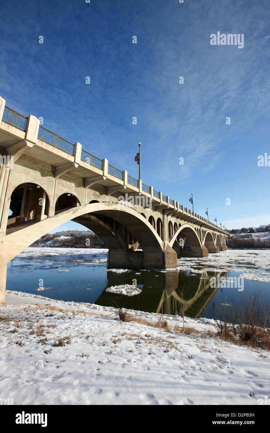 the university bridge over the freezing south saskatchewan river Saskatoon Canada Stock Photo