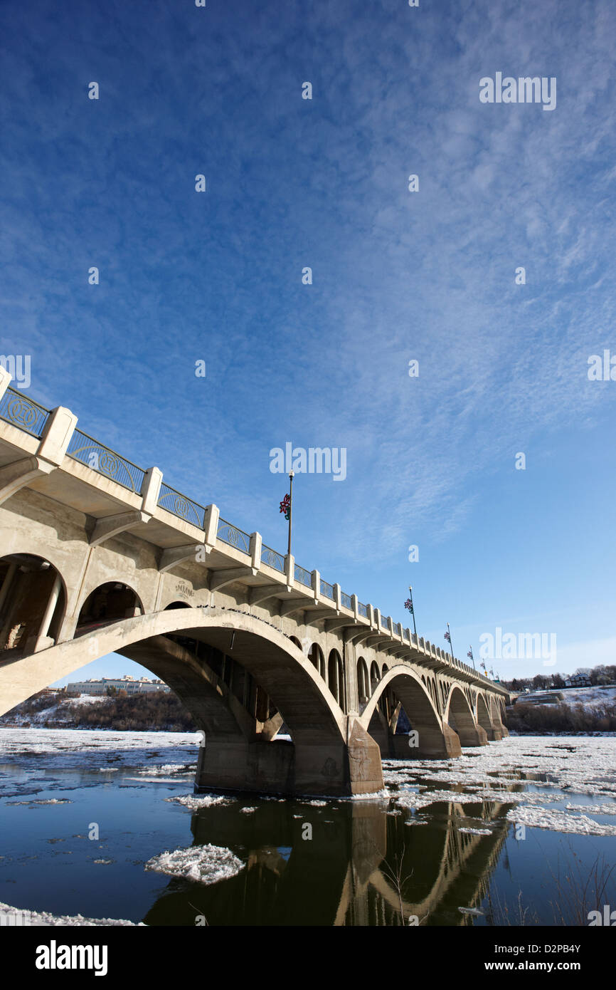 the university bridge over the freezing south saskatchewan river Saskatoon Canada Stock Photo