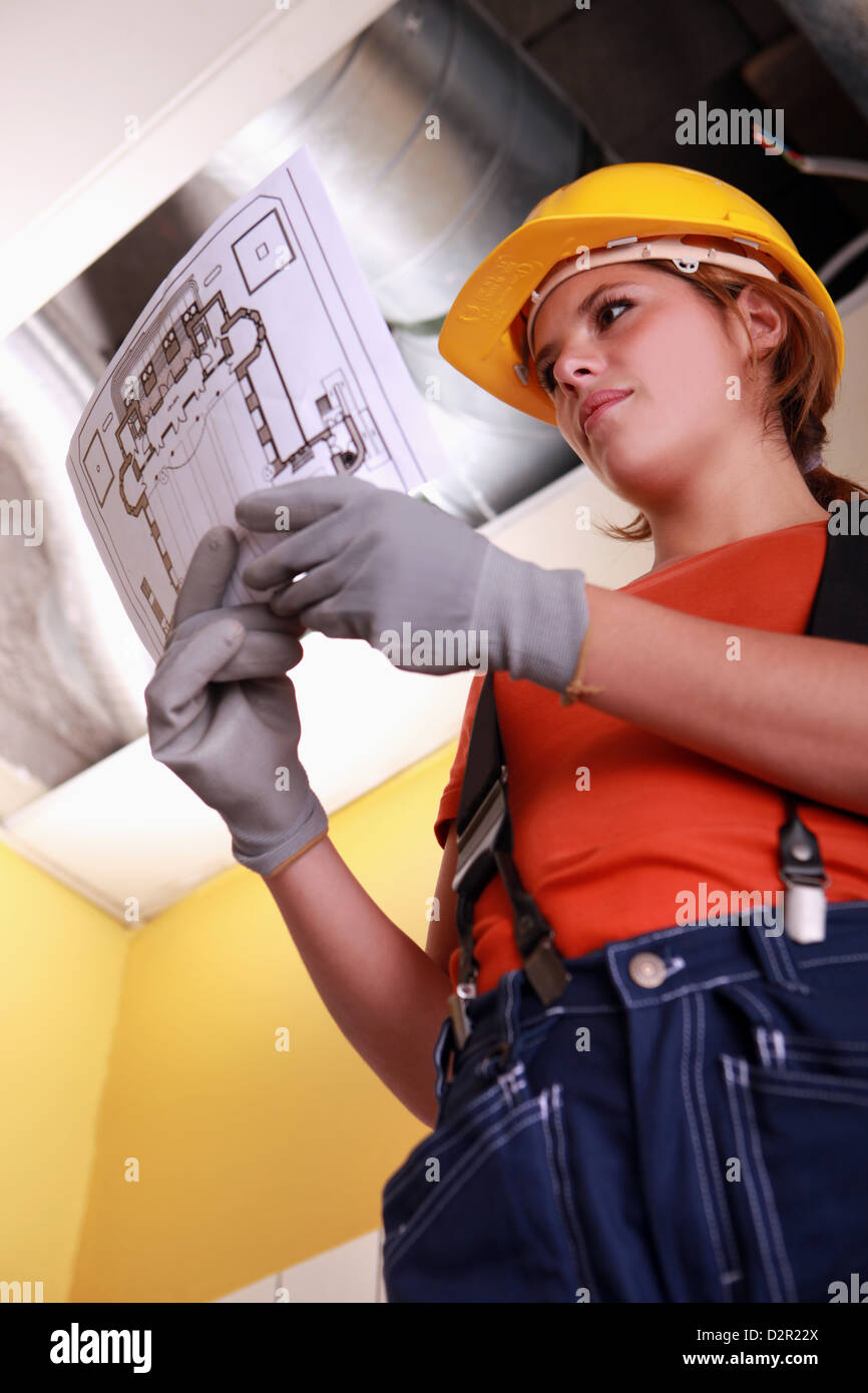 Инженер отопления. Техническое обслуживание газовых котлов. Монтажник отопления. Газовый котел. Слесарь газового оборудования.