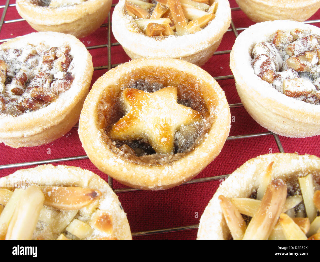 Mince pies with stars hi-res stock photography and images - Alamy