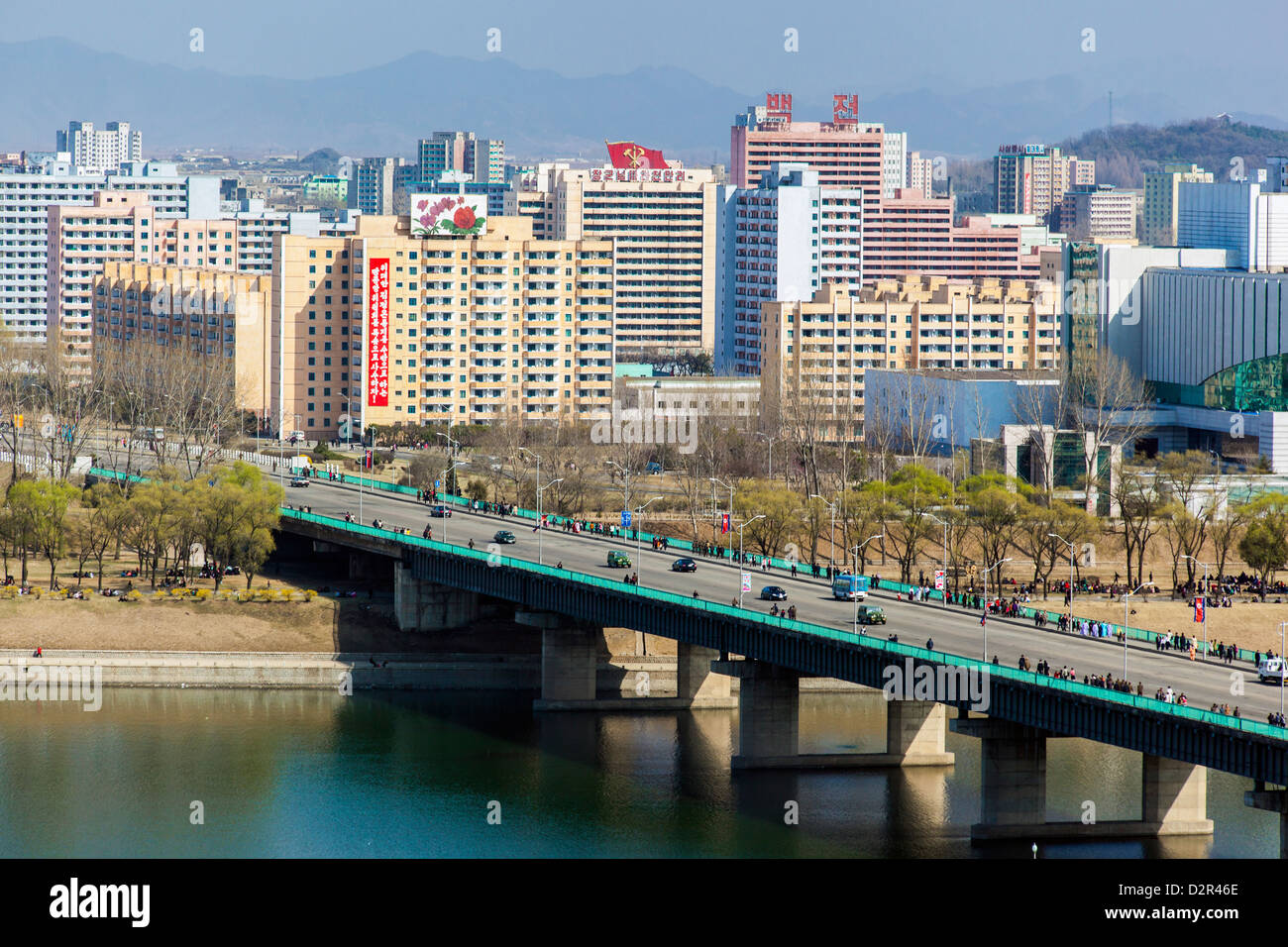 Ficheiro:Fishing on the Taedong River 대동강 in Pyongyang