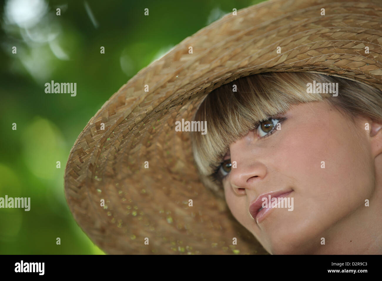 Portrait of woman with straw hat Stock Photo - Alamy