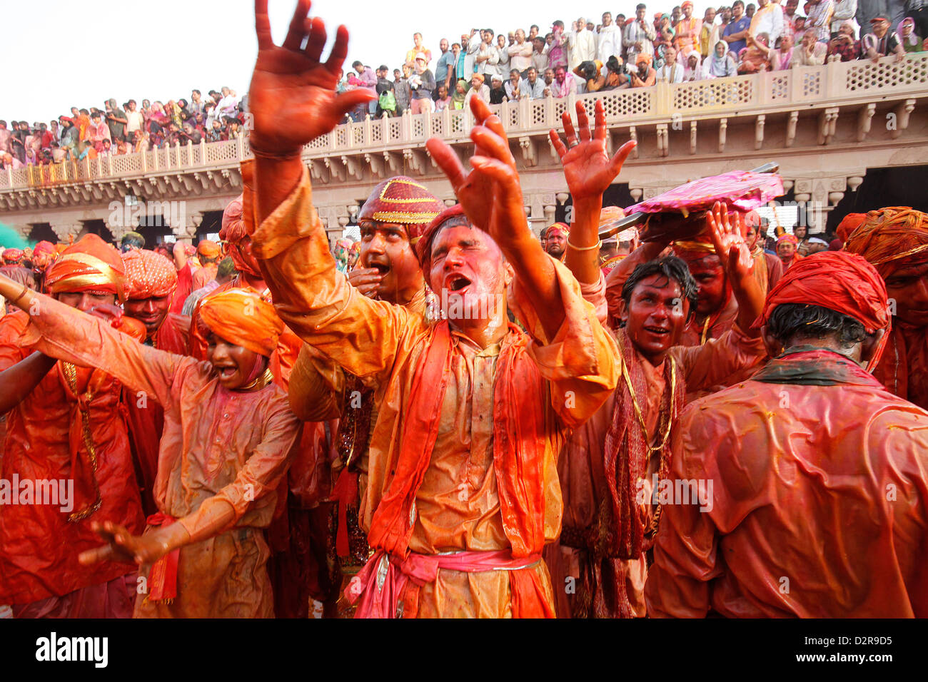 Barsana villagers celebrating Holi in Nandgaon, taunting Nandgaon villagers, Nandgaon, Uttar Pradesh, India Stock Photo