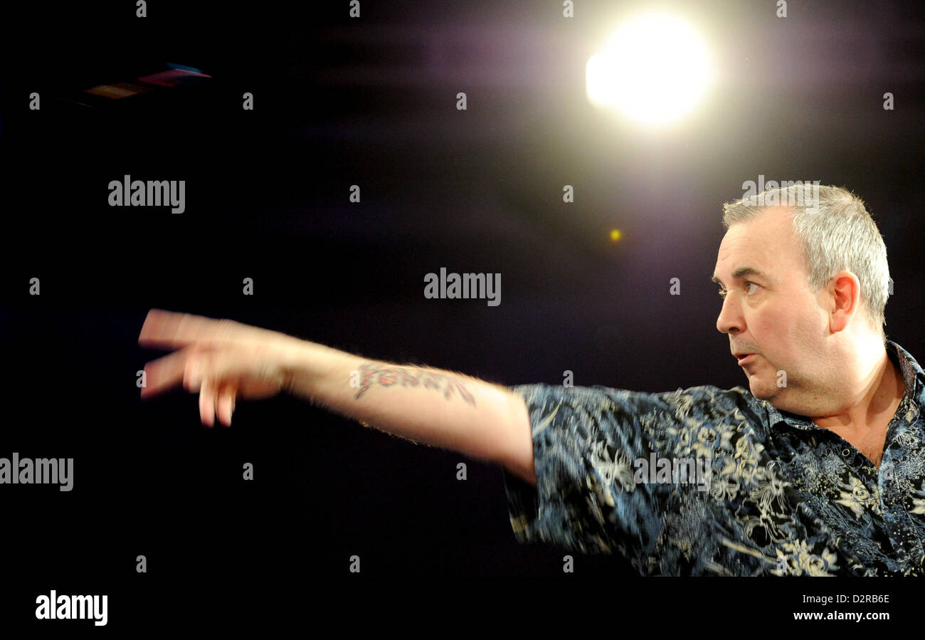 darts players throws