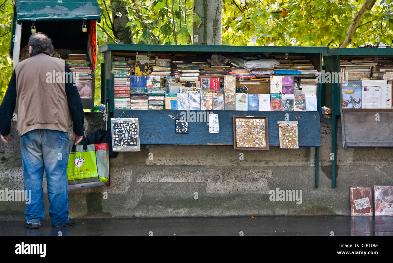 Boquiniste/Bookseller along the banks of the river Seine Paris France Europe Stock Photo