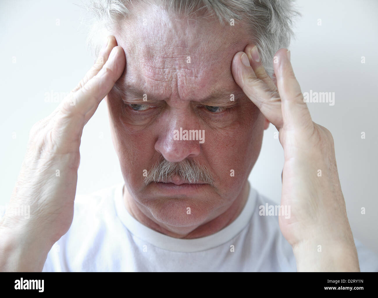 Головная боль у пожилых. Зоны головных болей головы. Девушка с зубной болью. У человека болит голова. Болит голова в вичкахи затылке.