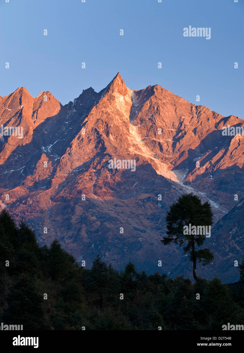 Gonglha, 5813 metres, Solu Khumbu Region, Nepal, Himalayas, Asia Stock  Photo - Alamy