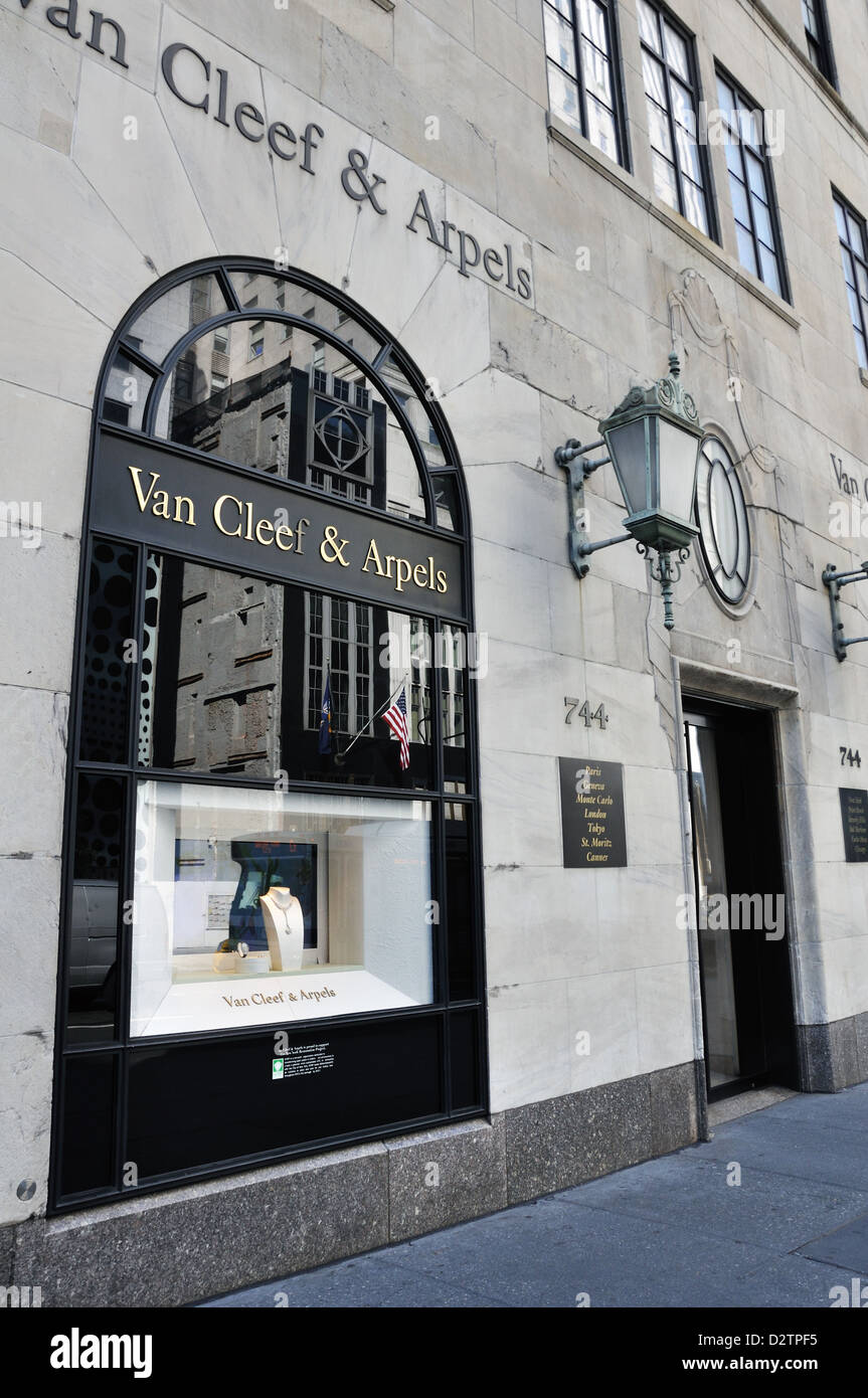 Van cleef and arpels jewelry hires stock photography and images Alamy