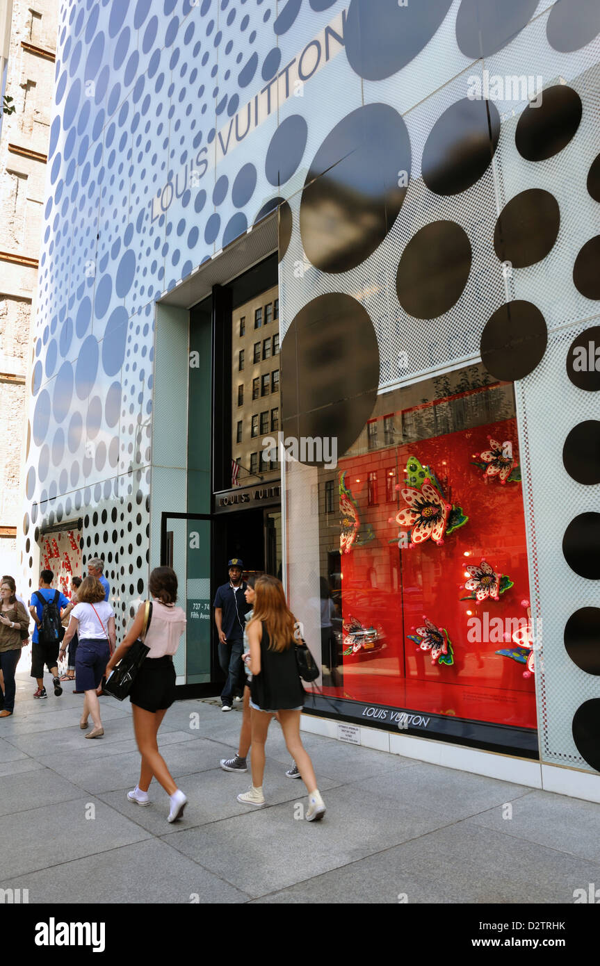 People entering Louis vuitton boutique – Stock Editorial Photo