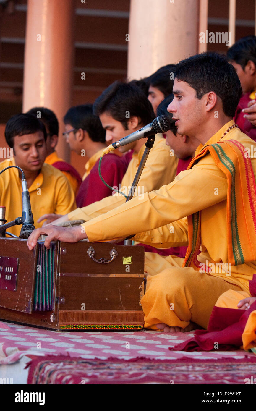 India, Rishikesh. Monk Chanting Evening Prayers (Aarti) at Parmarth Niketan Ashram. Stock Photo