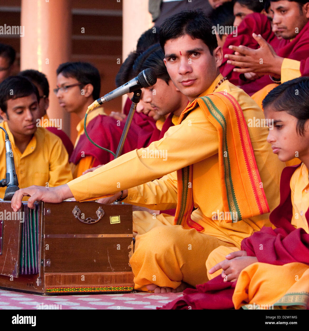 India, Rishikesh. Monk Chanting Evening Prayers (Aarti) at Parmarth Niketan Ashram. Stock Photo