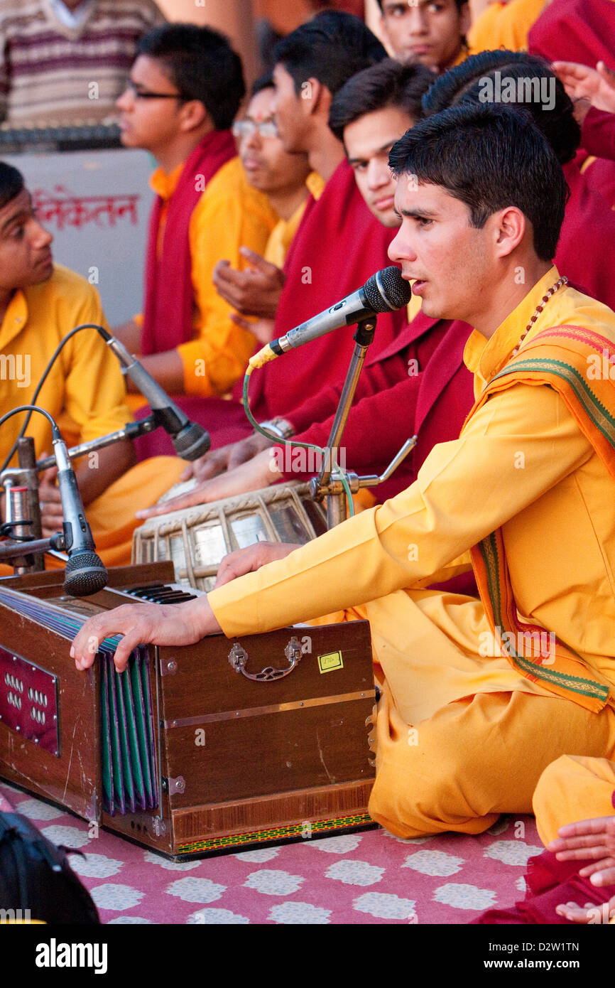 India, Rishikesh. Monk Chanting Evening Prayers (Aarti) at Parmarth Niketan Ashram. Stock Photo