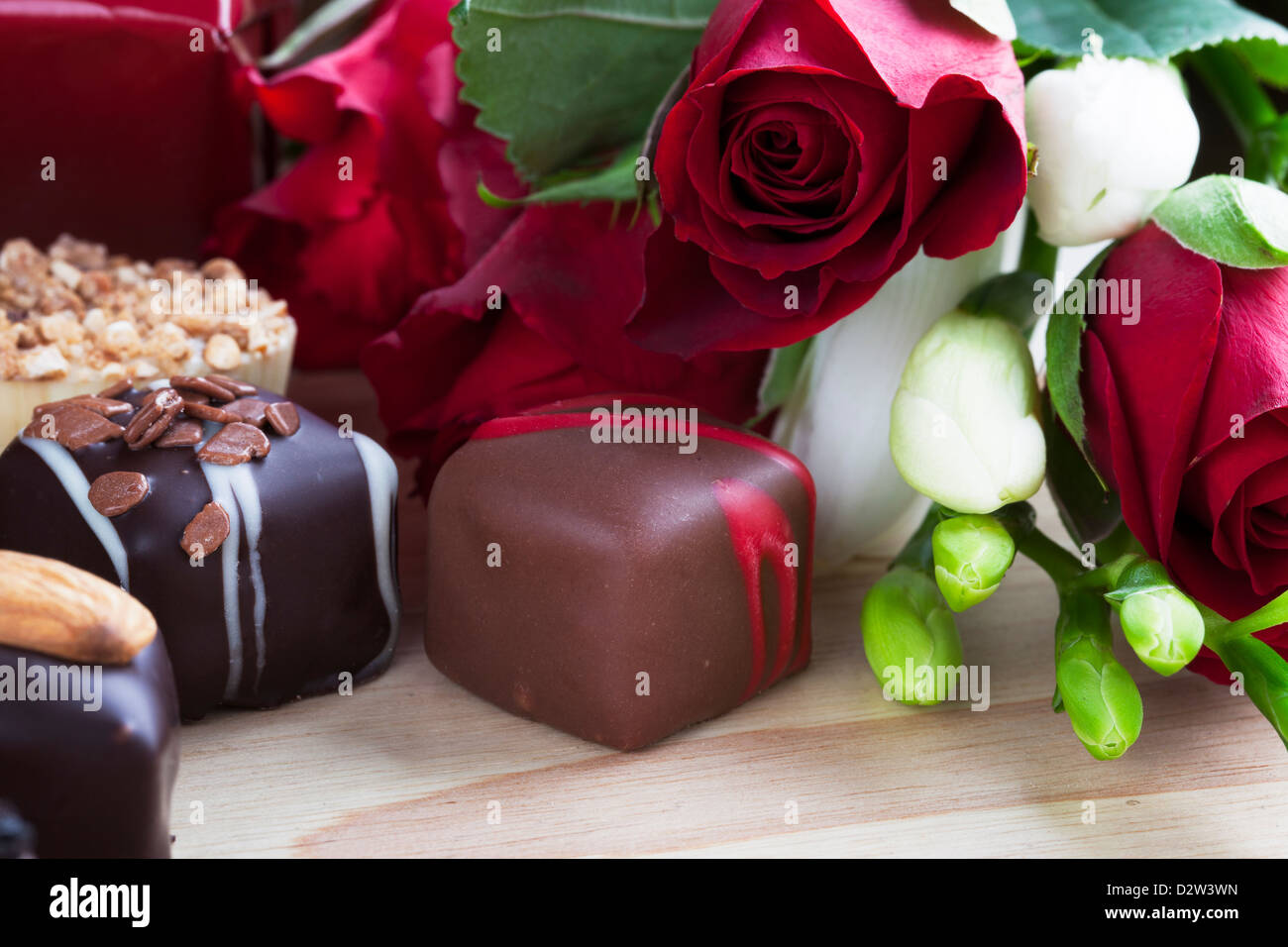 Valentines day roses and chocolates Stock Photo - Alamy