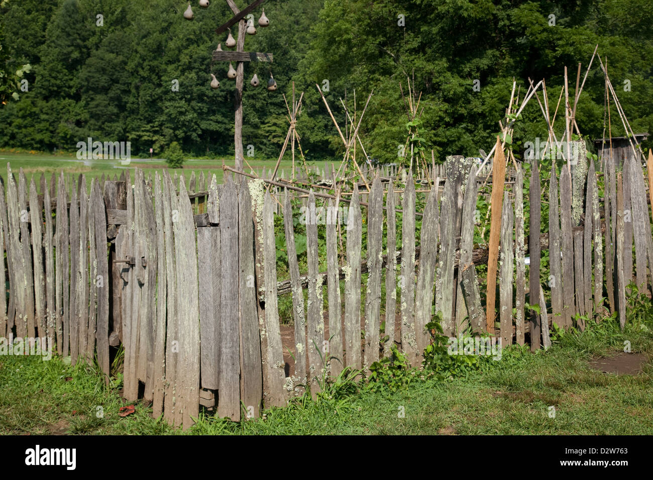 Rustic garden fence hi-res stock photography and images - Alamy