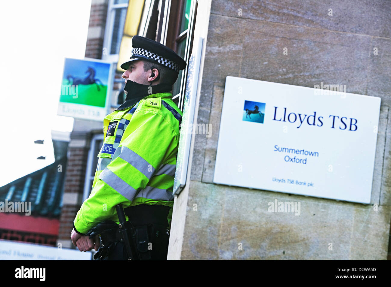 Armed Robbery at Lloyds TSB Branch in Summertown, Oxford Police presence. 19.1.12 Stock Photo