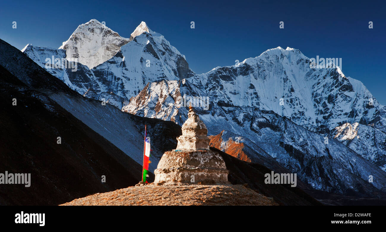 Stupa in Dingboche with Kangtega (6685m) and Thamserku (6608m) peaks in the background in Sagarmatha NP, Khumbu region, Nepal. Stock Photo