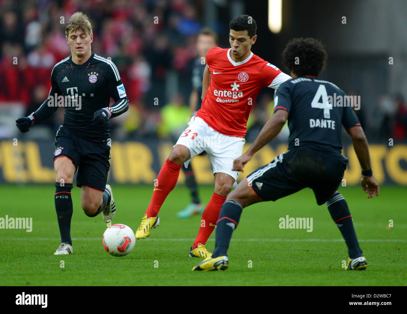 Mainz's Shawn Parker (C) vies for the ball with Munich's Dante (R) and