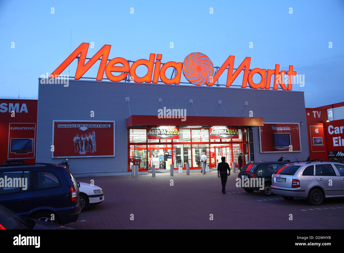 AMSTERDAM, NETHERLANDS - JULY 8, 2017: People walk by Media Markt store in  Amsterdam. Media Markt is the largest consumer electronics store chain in E  Stock Photo - Alamy