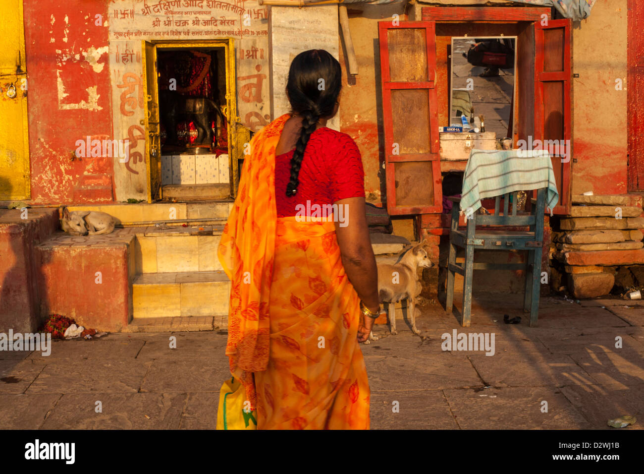 Women wearing sari hi-res stock photography and images - Alamy