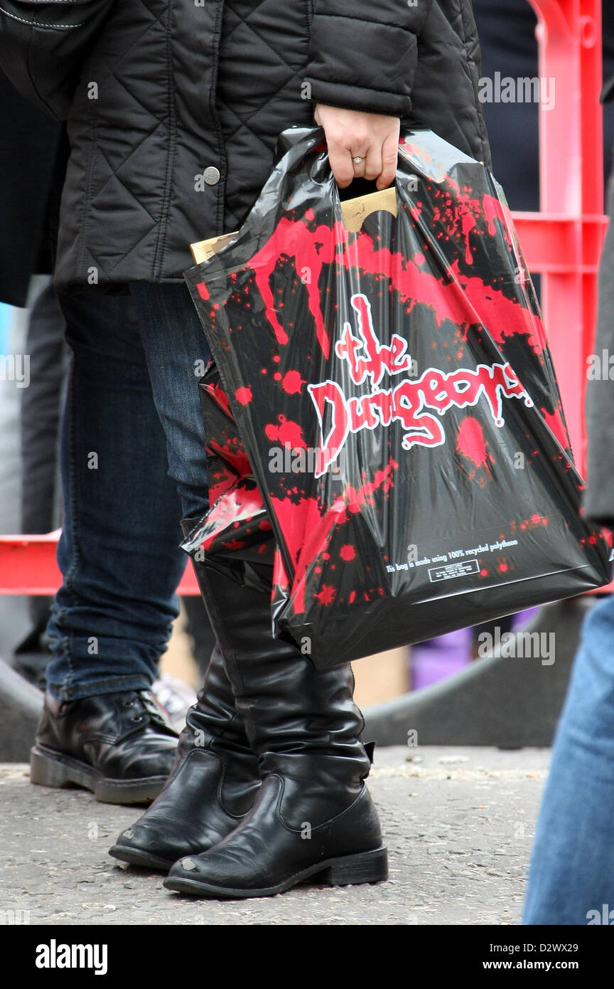 CAR BOOT SHOPPER BUYS A LONDON DUNGEON ITEM LONDON DUNGEON PROPS ON SALE AT LONDON CAR BOOT LONDON ENGLAND UK 03 February 201 Stock Photo