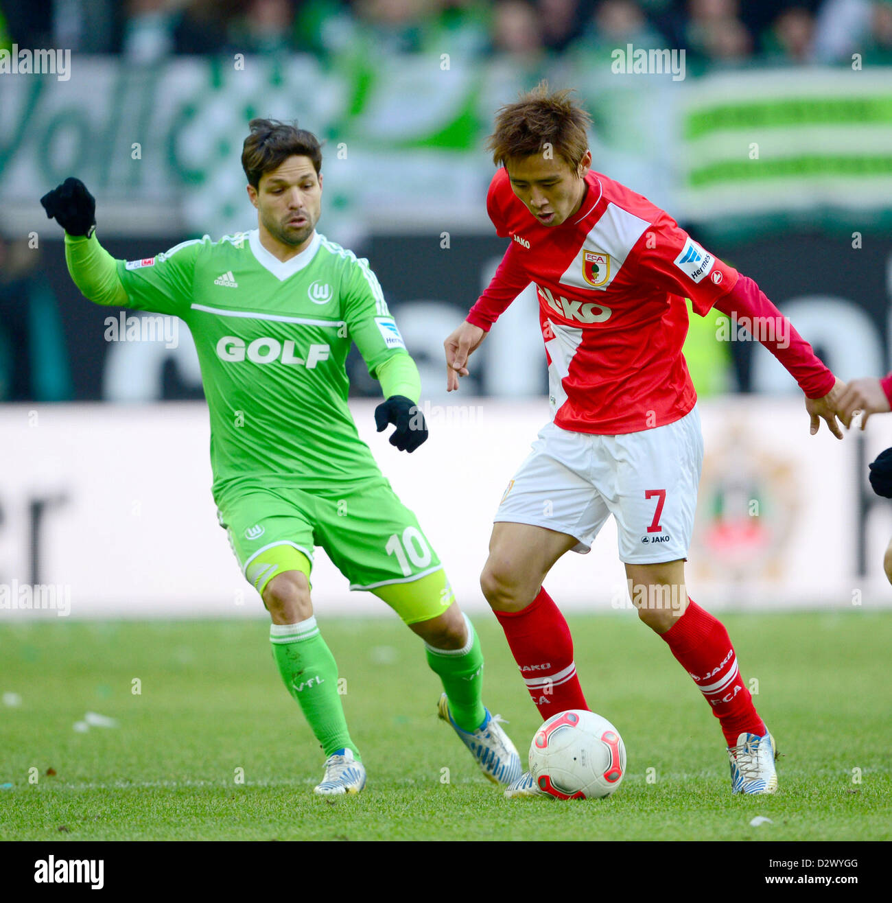 Wolfsburgs Diego (R) vies for the ball with Augsburg's   Ja-Cheol Koo during the Bundesliga soccer match between VfL Wolfsburg and FC Augsburg at Volkswagen Arena in Wolfsburg, Germany, 02 February 2013. Photo: PETER STEFFEN Stock Photo
