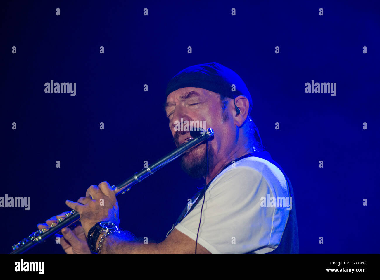 Ian anderson playing flute hi-res stock photography and images - Alamy