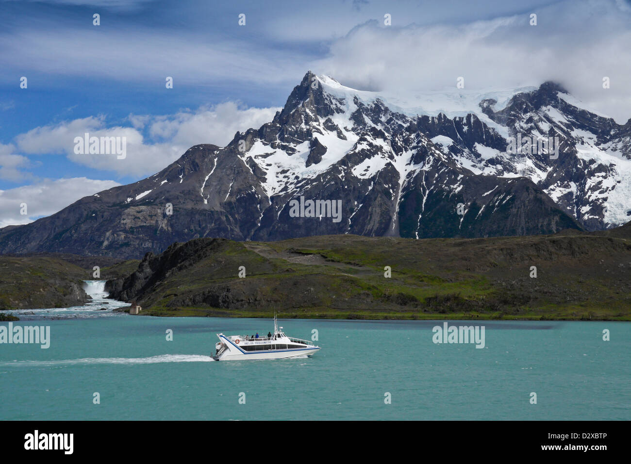 Sightseeing boat on Lago Pehoe, Torres del Paine National Park, Patagonia, Chile Stock Photo