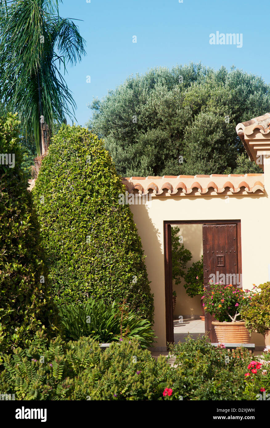 Garden surrounding courtyard doorway of luxury villa Stock Photo