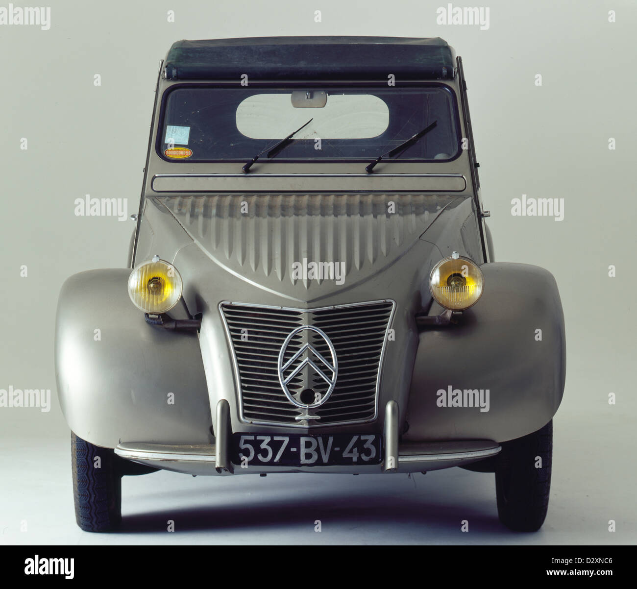 Citroen 2cv front view hi-res stock photography and images - Alamy