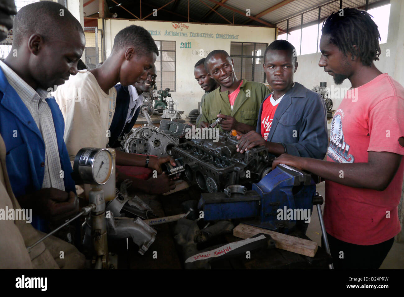 kenya don boscos school for vocational training kakuma refugee camp turkana motor mechanics class 20111001 Stock Photo