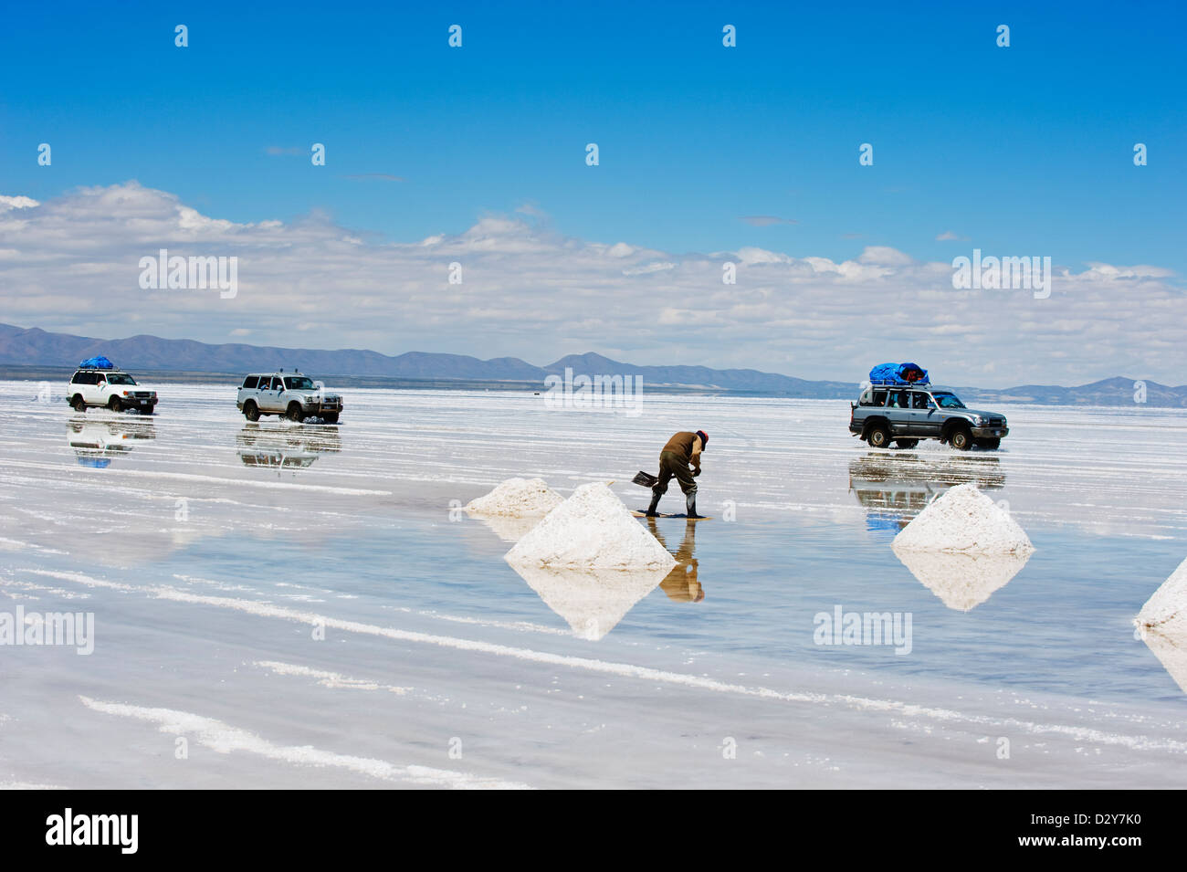 4WD cars on Salir de Uyuni, salt flats, Bolivia, South America Stock Photo