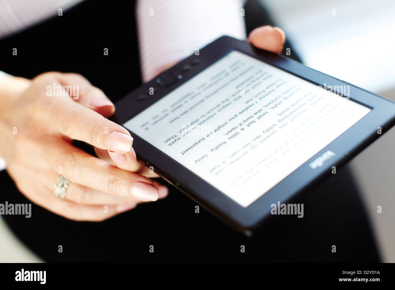 Woman reading a Kindle Stock Photo