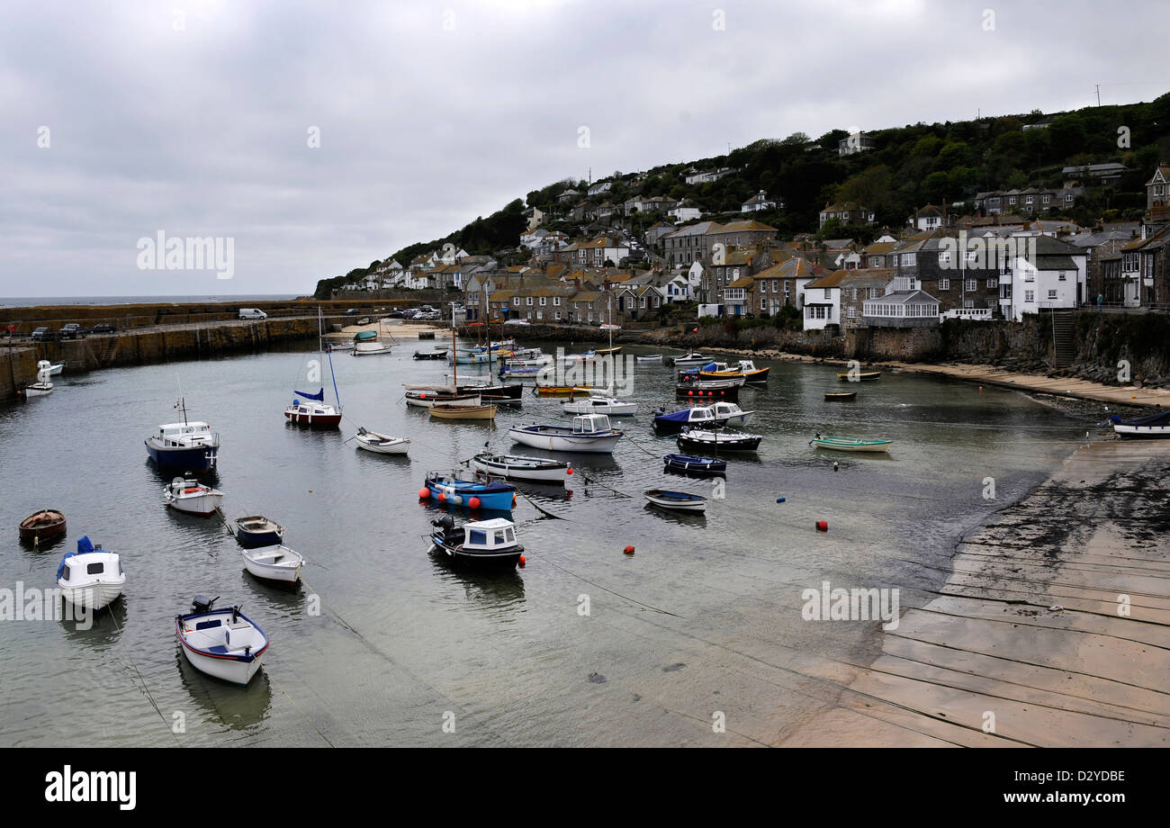 Cornwall fishing boats harbour hi-res stock photography and images - Alamy