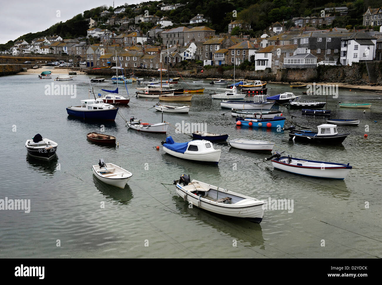 Cornwall fishing boats harbour hi-res stock photography and images - Alamy