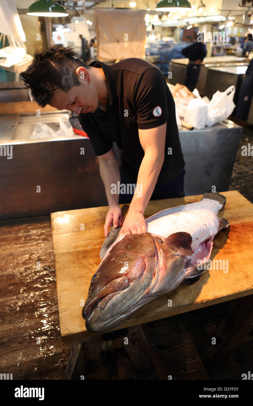 Tokyo, Japan, man filleting a fish in the Tsukiji fish market Stock ...