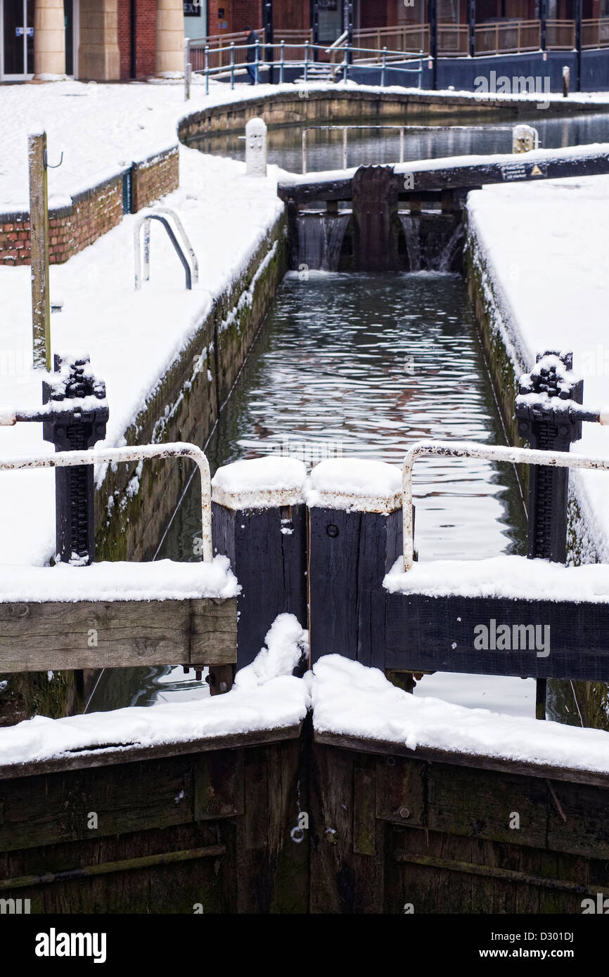 Lock gates on The Oxford Canal at Banbury in Winter, Oxfordshire. Stock Photo