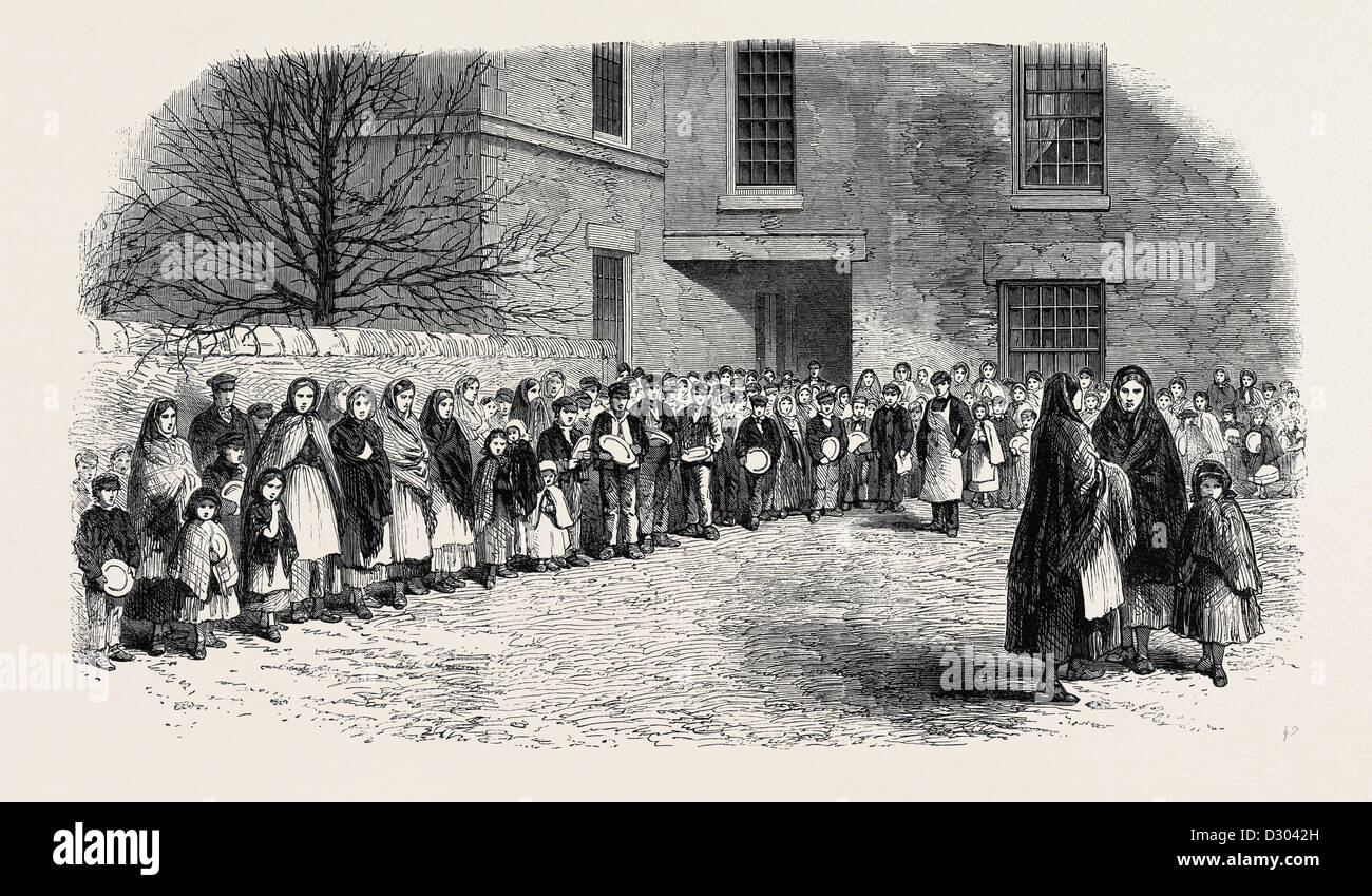 THE COTTON FAMINE: OPERATIVES WAITING FOR THEIR BREAKFAST IN MR. CHAPMAN'S COURTYARD MOTTRAM NEAR MANCHESTER 1862 Stock Photo