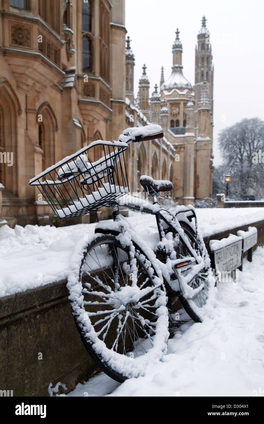 Bike in the snow outside Kings College, Cambridge, England, UK Stock Photo