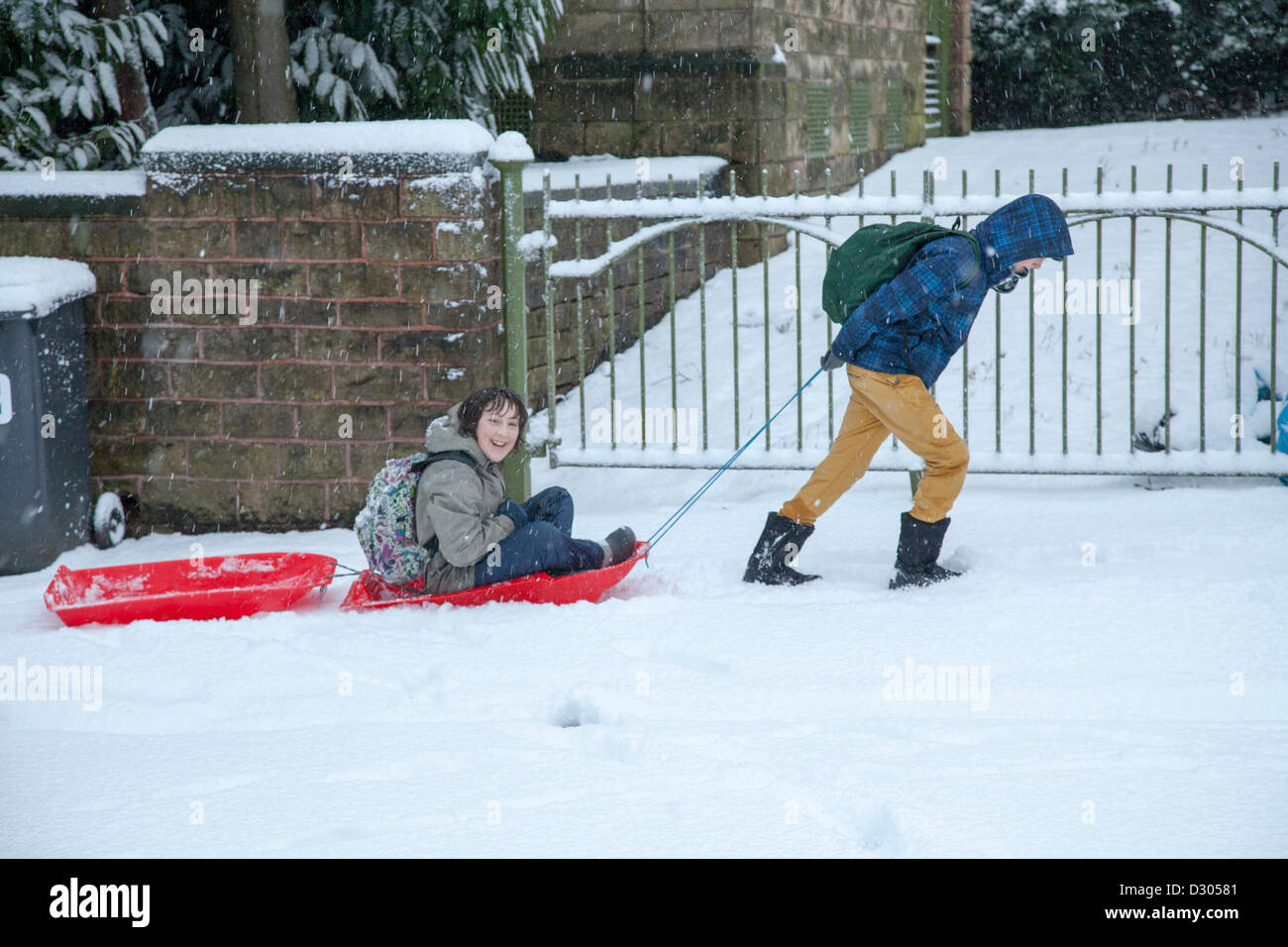 Sheffield, South Yorkshire, UK. 5th February 2013. Heavy snowfall at the beginning of the rush hour this morning. People struggled to get to school and work and traffic crawled down the main roads whilst side streets were all but impassible. Credit:  Eric Murphy / Alamy Live News Stock Photo