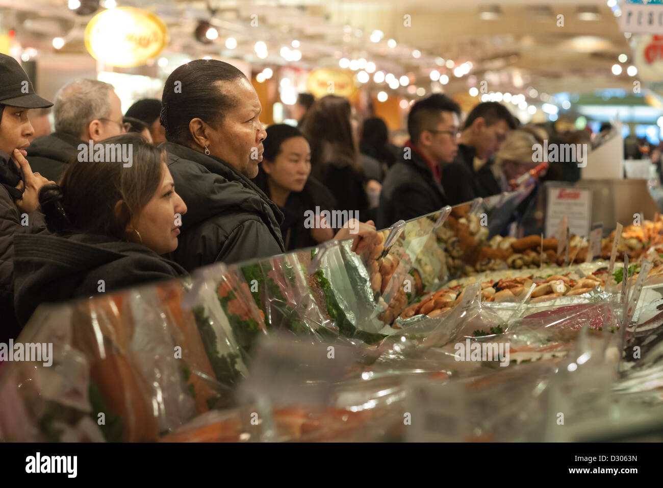 Shoppers in Grand Central Market in Grand Central Terminal in New York Stock Photo