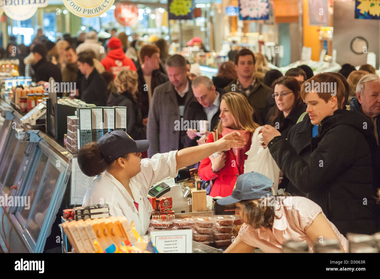 Shoppers in Grand Central Market in Grand Central Terminal in New York Stock Photo
