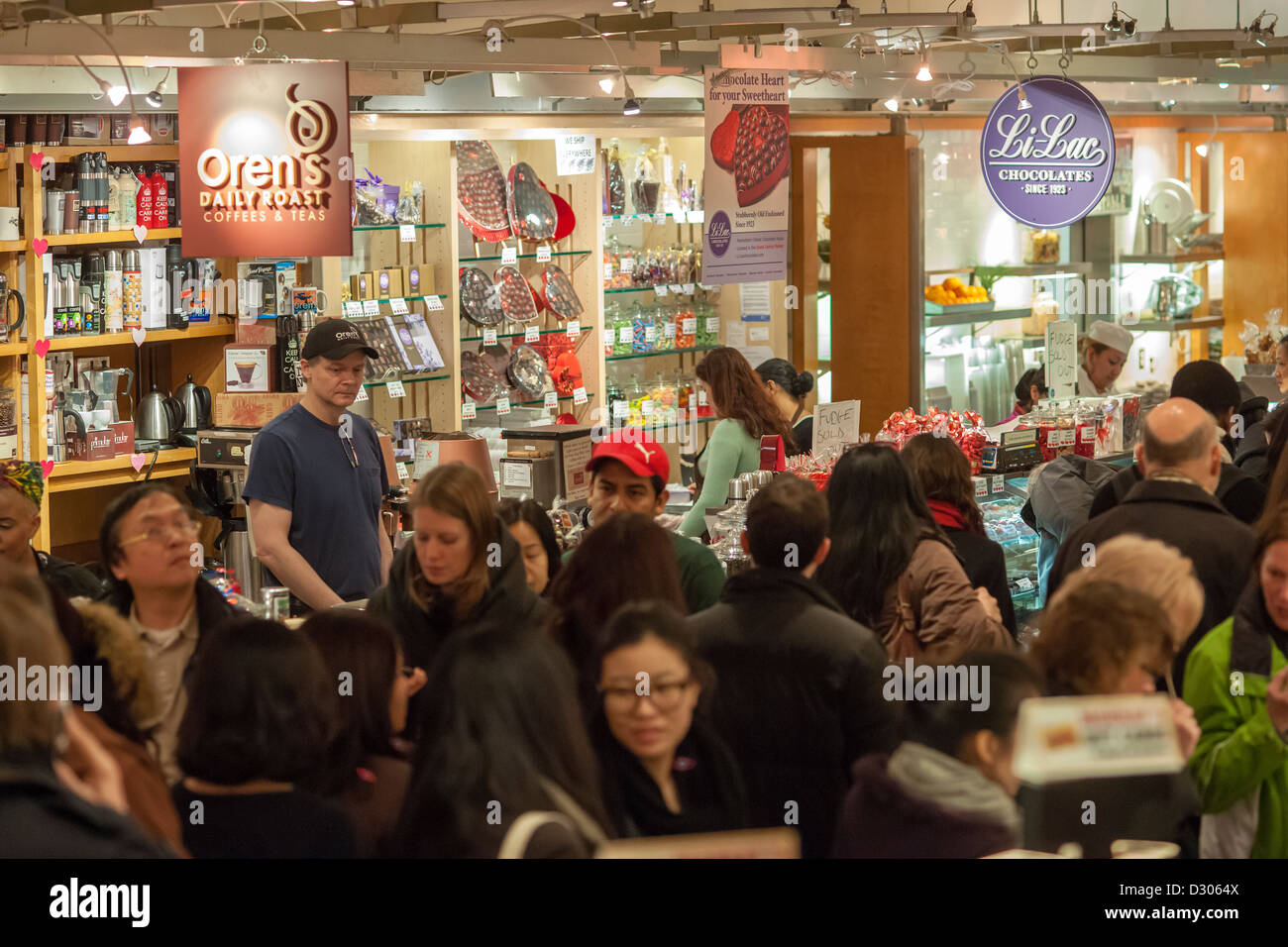 Shoppers in Grand Central Market in Grand Central Terminal in New York Stock Photo